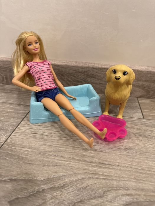 Собачка з куколкою