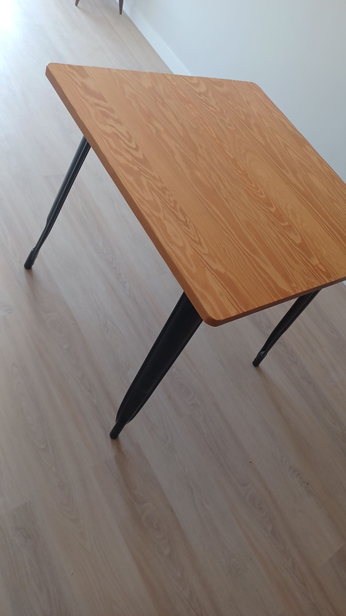 Mesa Sklum quadrada