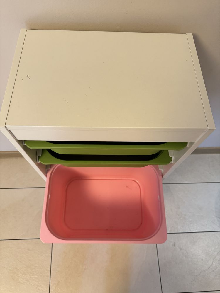 Szafka z Ikea z kolorowymi szufladami