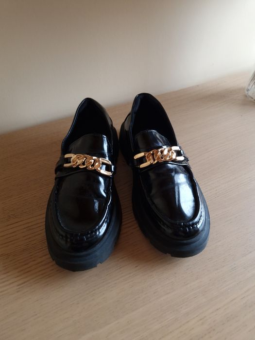 Loafersy lakierowane czarne złote łańcuchy Zara roz. 34