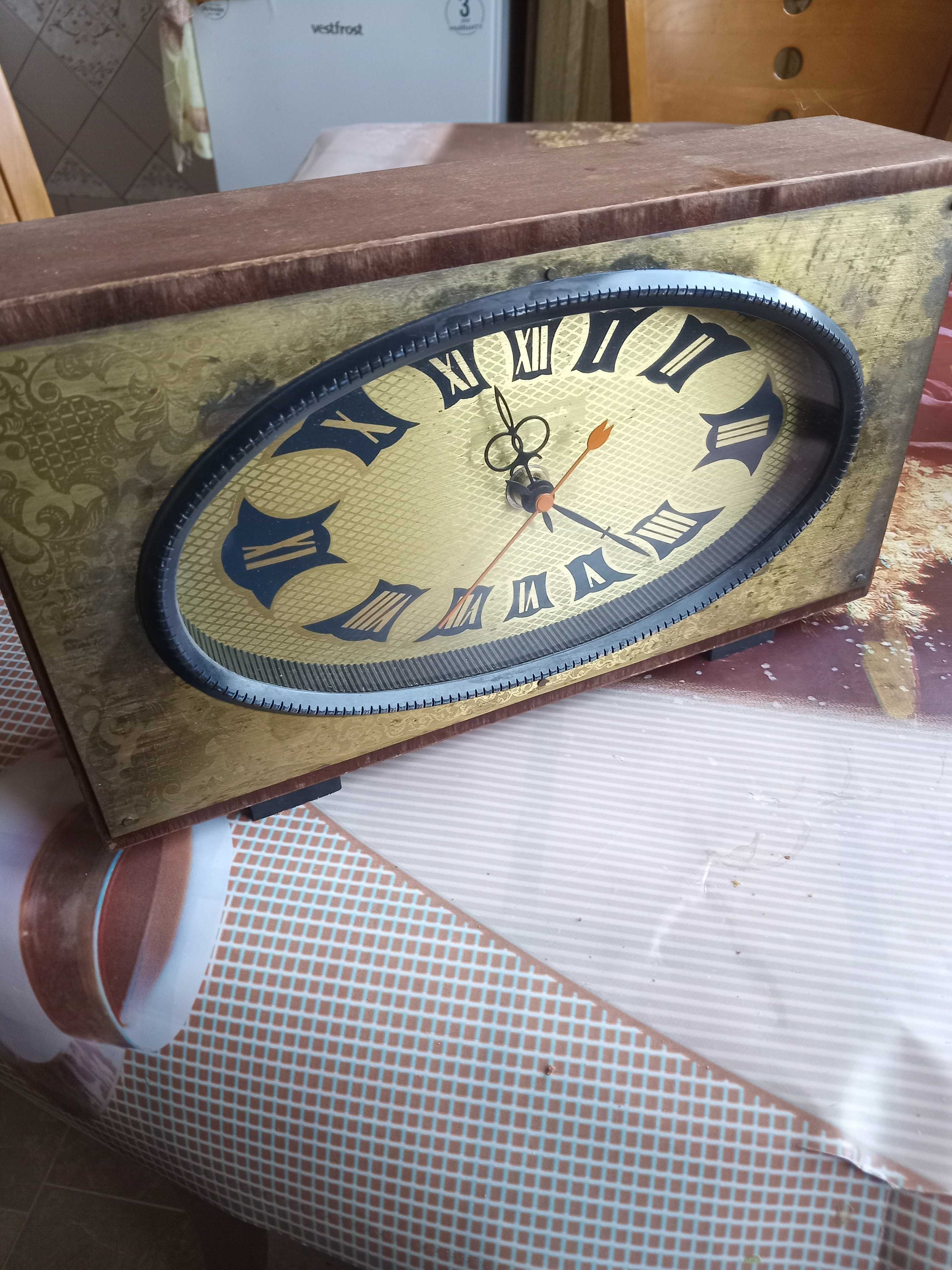 Продам настольные часы Янтарь. Производство СССР. 60-х годов.