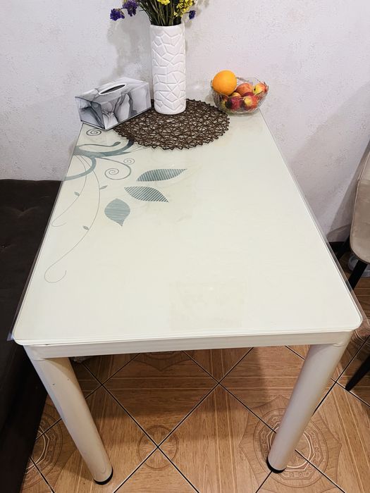 Кухонний стікляний стіл