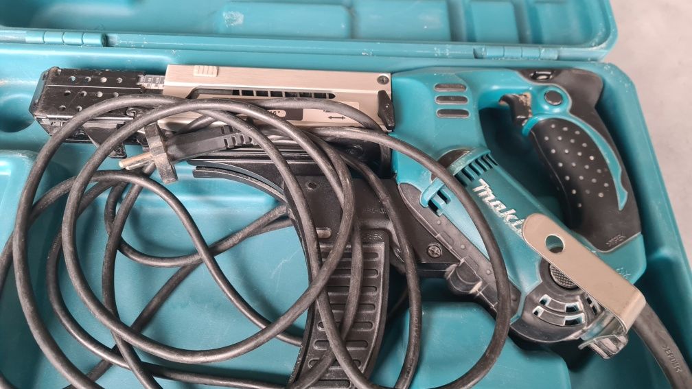 Makita 6842 wkrętarka z magazynkiem prawie nowa