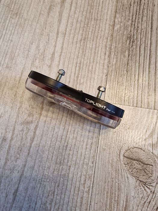 Lampka lampa rowerowa tylna na bagażnik BM Toplight Flat Plus przewód