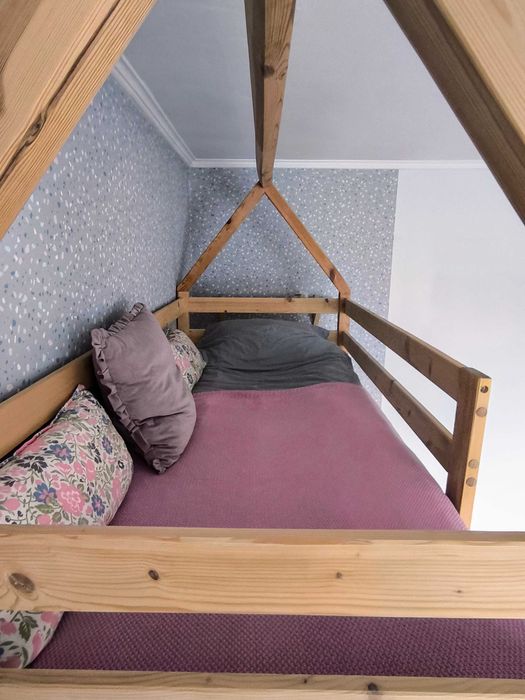 Łóżko sosnowe na antresoli z materacem