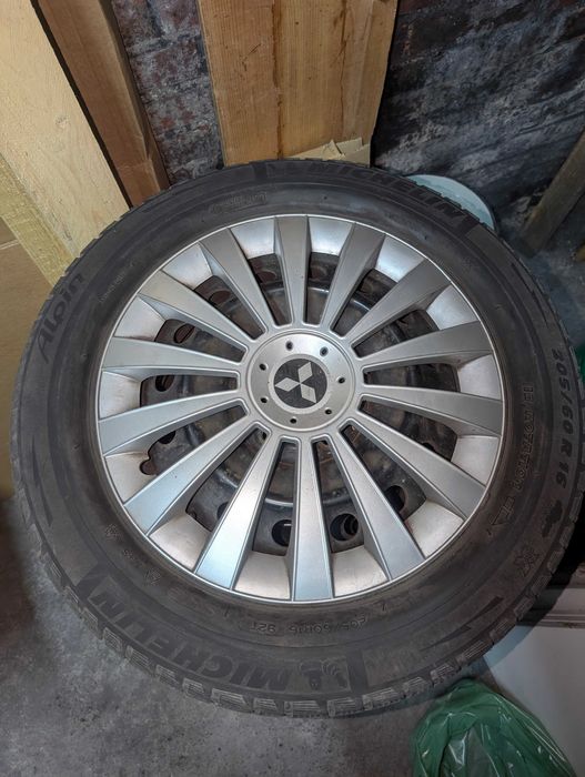 Koła Mitsubishi zimowe 205/60/16  felgi 5x114,3 opony