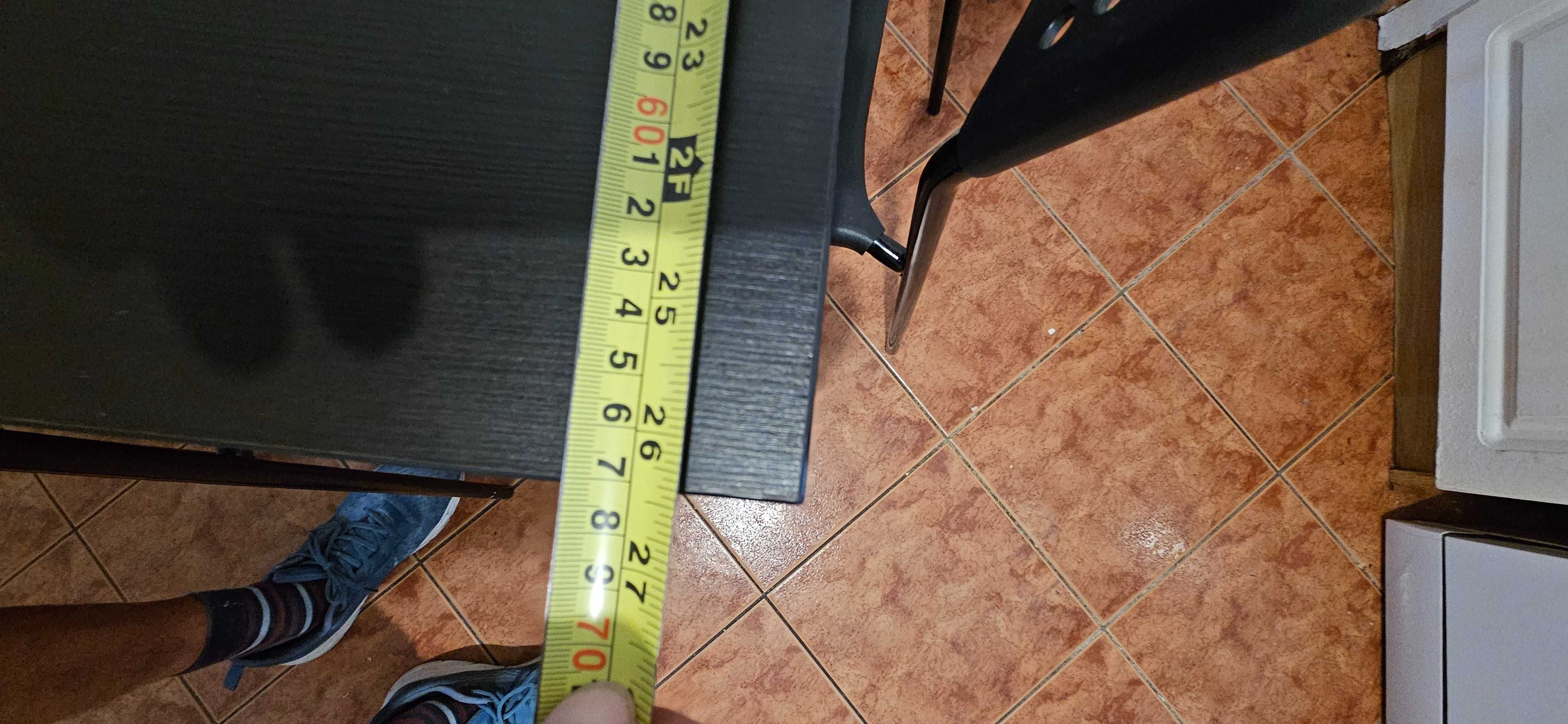 Stół z krzesłami
