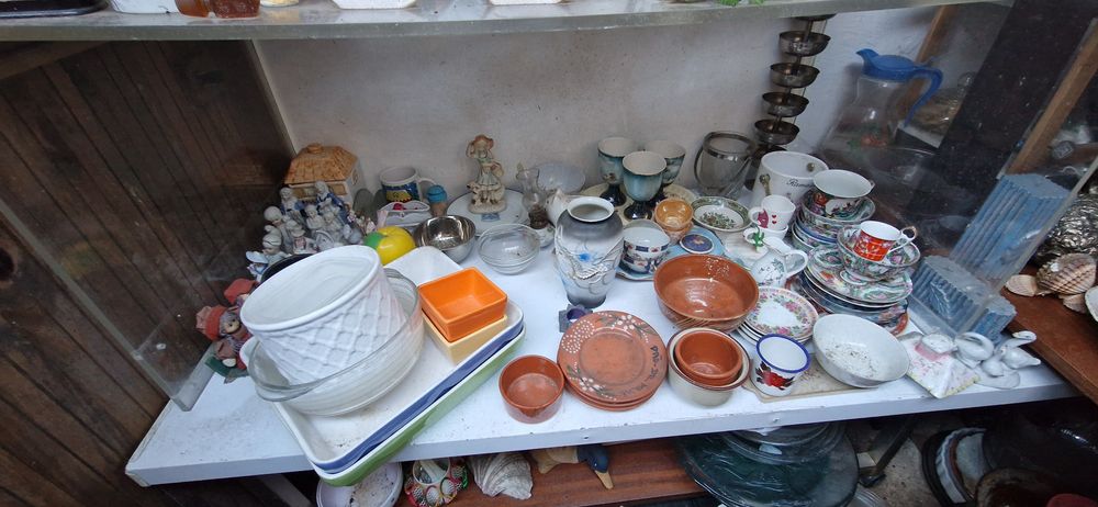 Várias peças de loiça