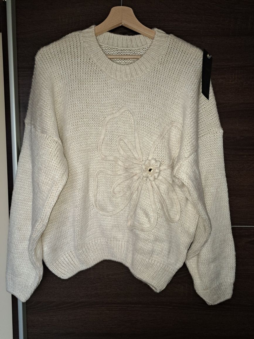 Nowy sweter damski z aplikacja