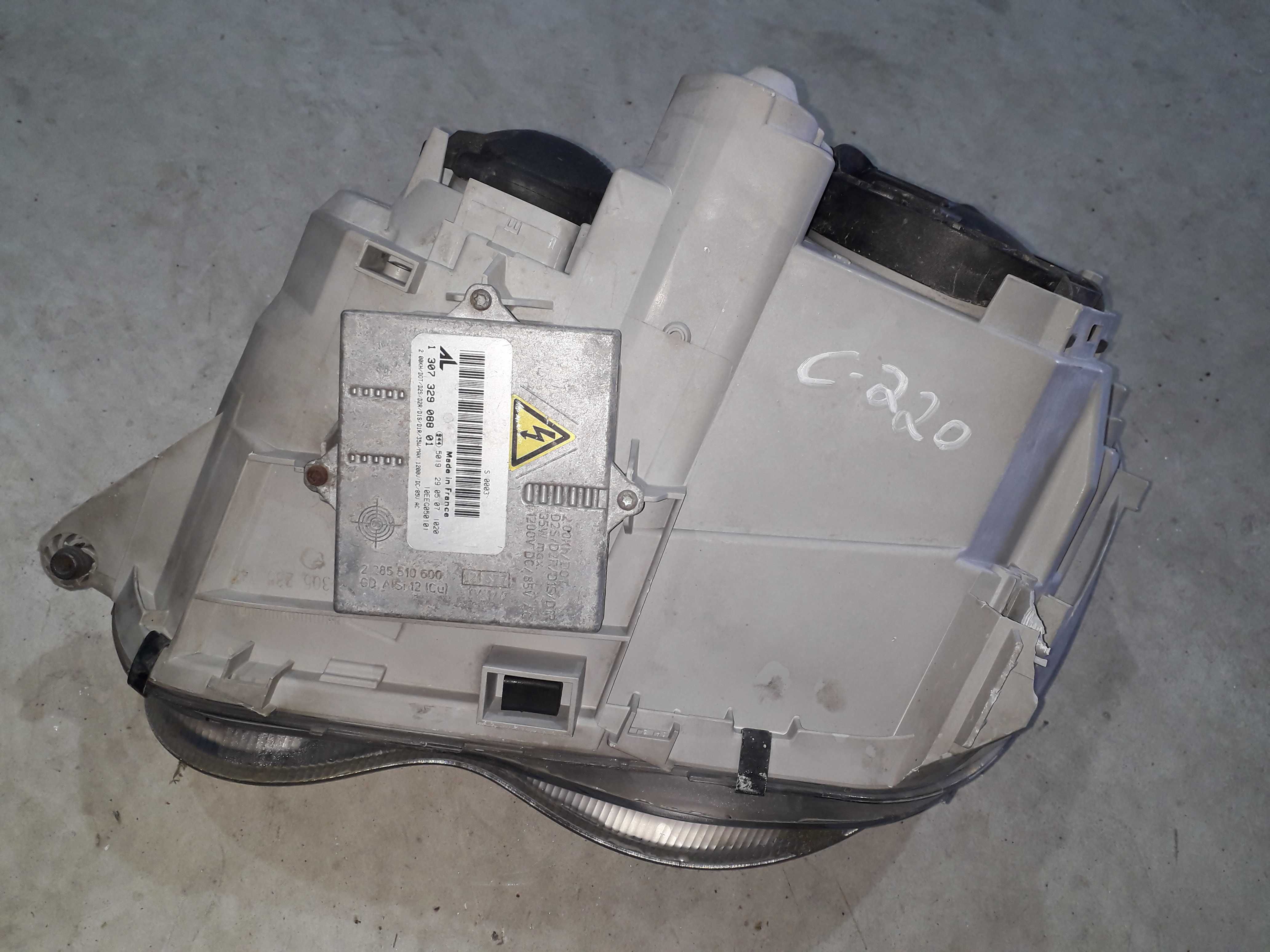 Farol Mercedes c-220