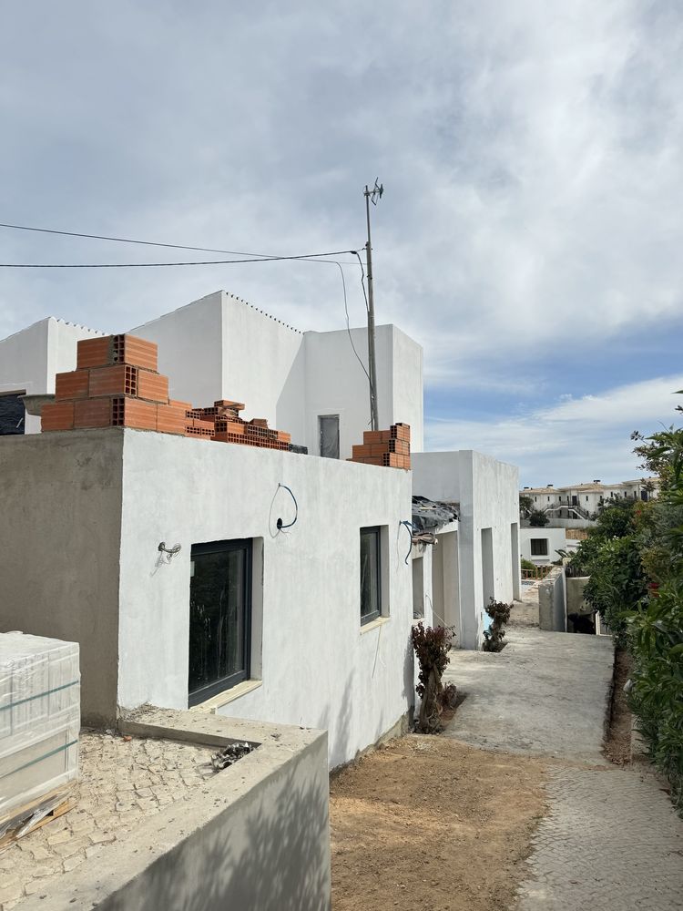 Pedreiros e todos os serviços em construçao e Remodelaçâo , pinturas .