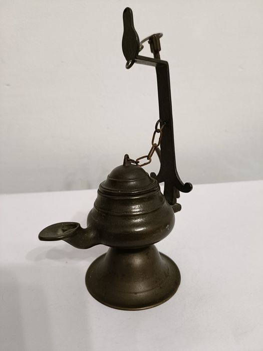 Lampa oliwna na stojaku.