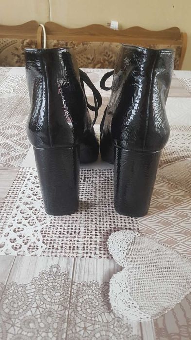 лаковые ботильоны кожаные Zara ботинки на каблуку туфли шнуровка