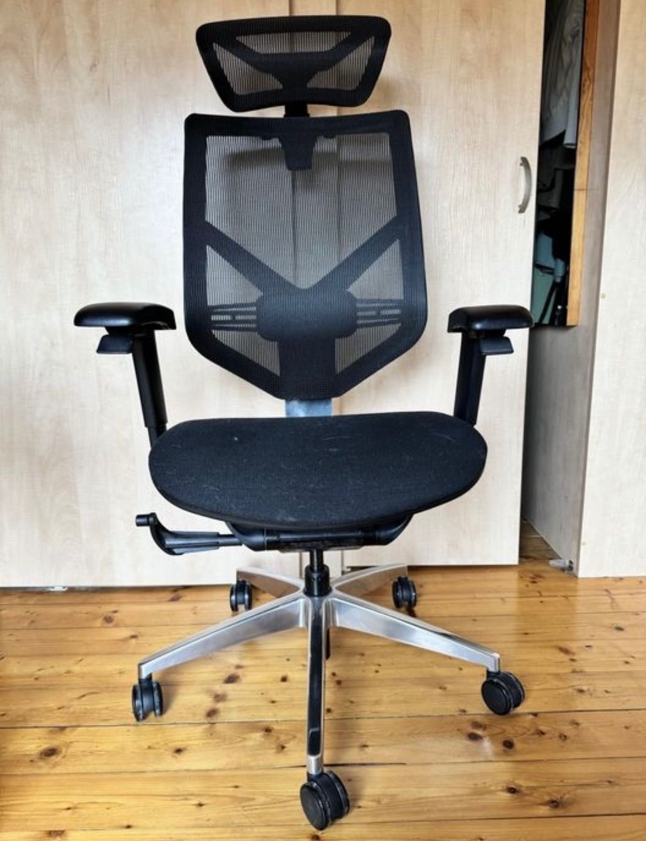 Wygodny fotel biurowy ergonomiczny Insight
