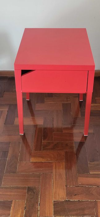 Mesa cabeveira ikeia em metal