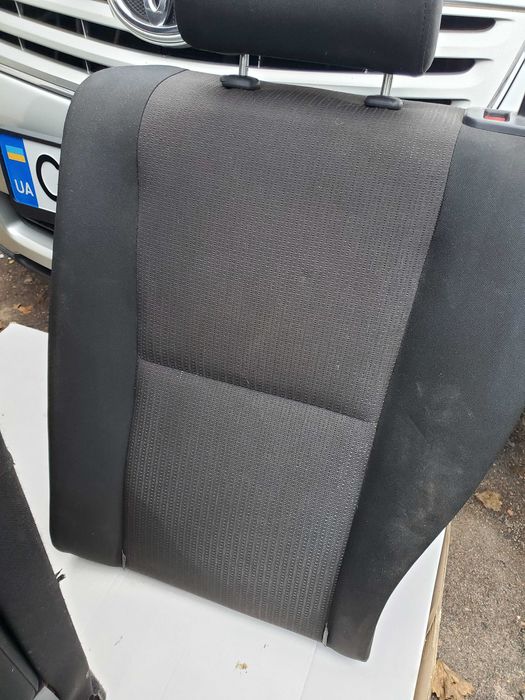 Задні сидіння avensis t25