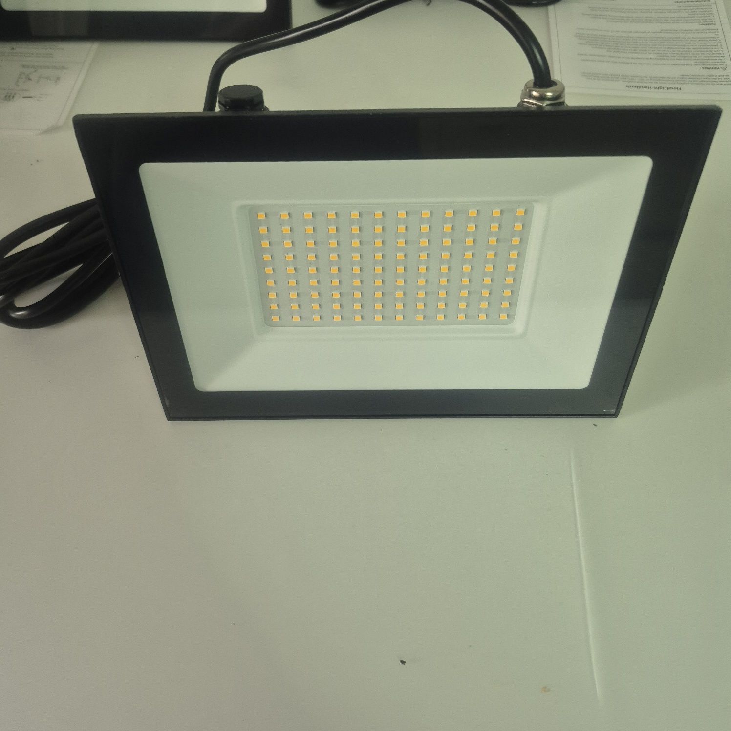 Led 100W Zewnetrzny IP 66 3000k z Przewodem i Wtyczka 
Ledy Nowe, mozl