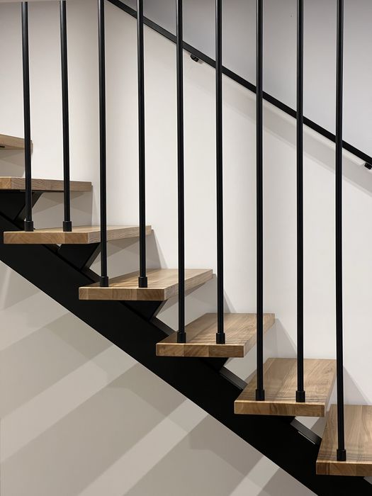 Schody Drewniane Na Konstrukcji Stalowej, metalowa belka centralna