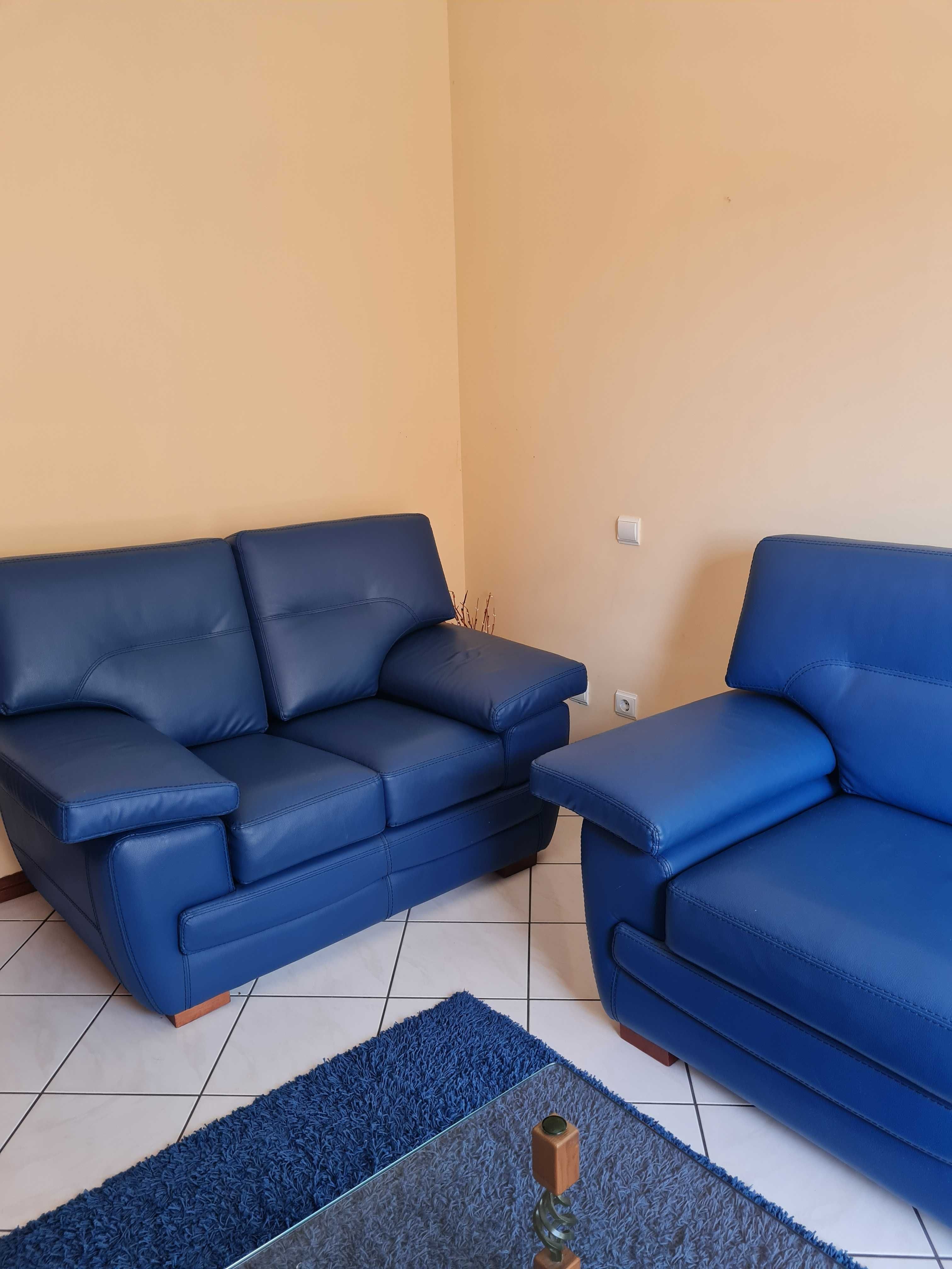 Sofa da sala bom estado com cama e mesa