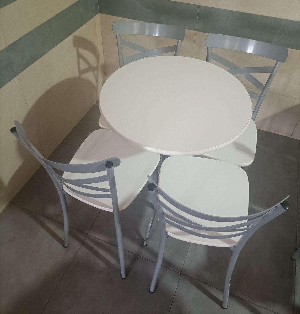 Conjunto mesa e cadeiras
