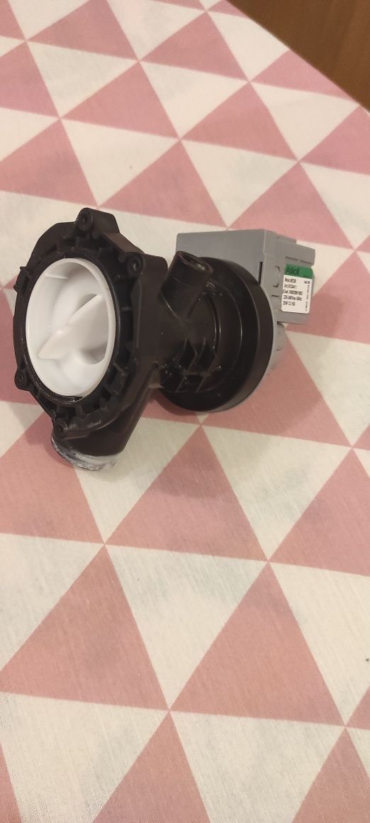 Pompka wody do pralki Indesit XWE71283 7kg
