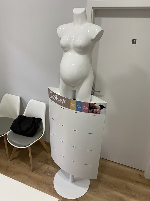 Manekin z przegródkami na rzeczy