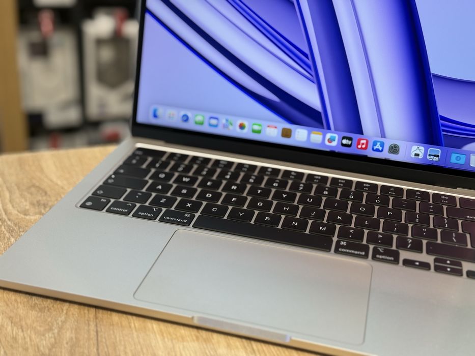Apple MacBook Air 13 512GB 16GB RAM with Apple M2 2022