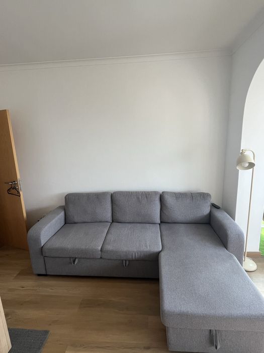 Sofá chaise-longue reversível com cama e arrumação