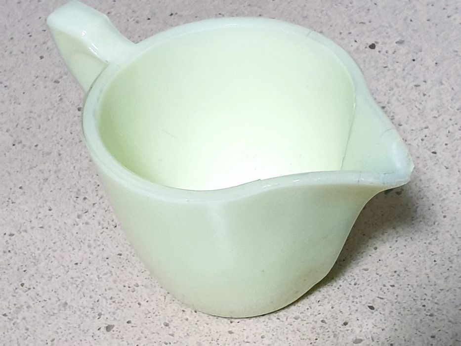 Raro antigo conjunto de jarrinhos em vidro opalino urânio