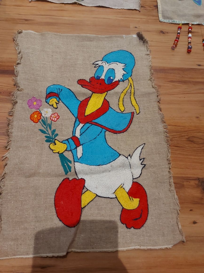 Makatka prl ręcznie wyszywane bajkowe motywy ,kaczor Donald, kot w but