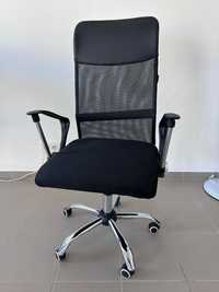Офісне крісло компʼютерне чорне є 4 шт.