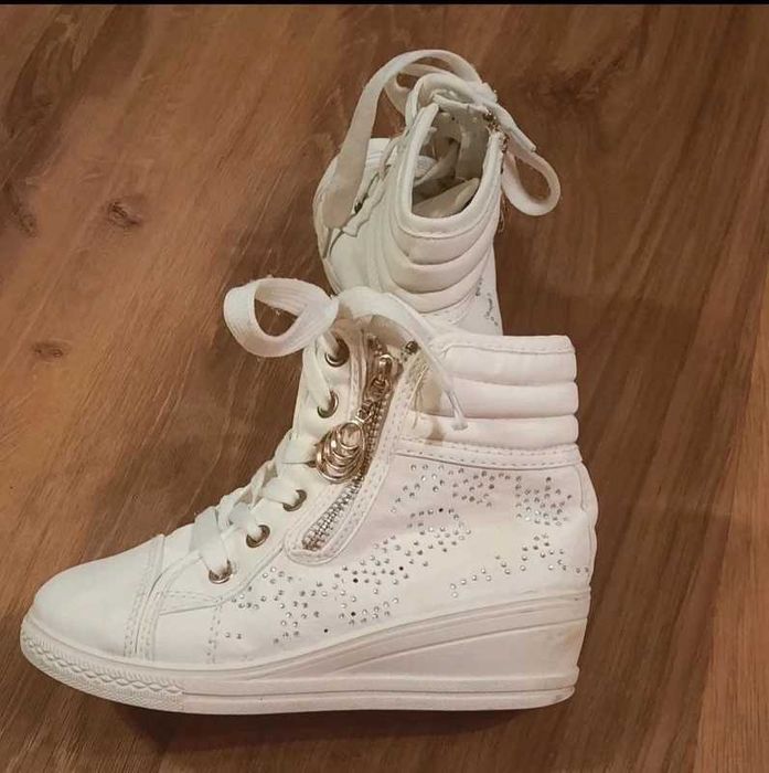 Botki na koturnie w rozmiarze 32