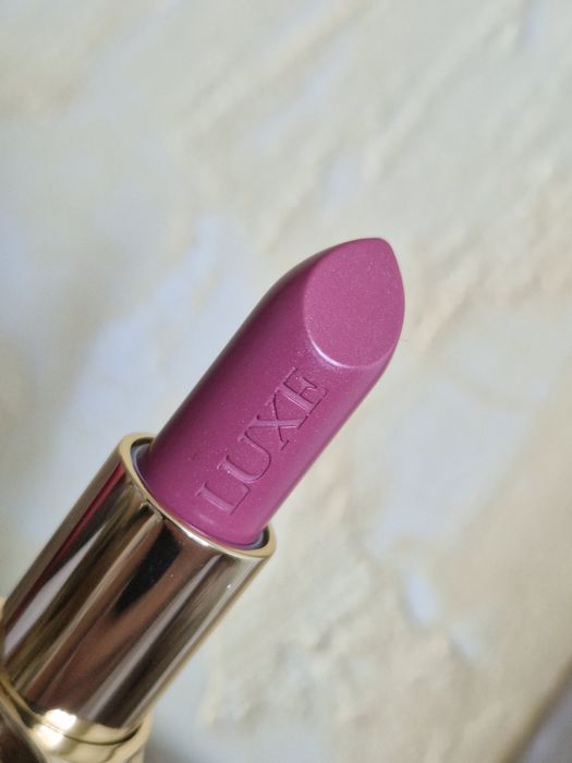 Помада Luxe , свіженька
