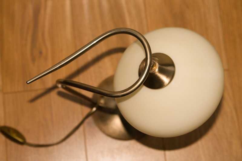 Ładny żyrandol i lampka nocna