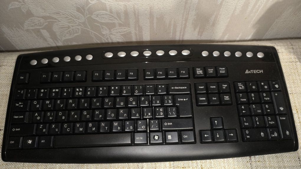 Продам безпровідну клавіатуру і мишку