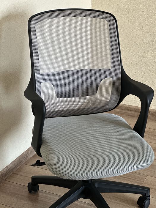 Продам офісне крісло сірого кольору