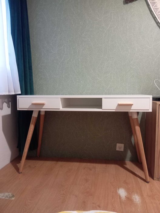 Białe biuirko/toaletka z szufladami