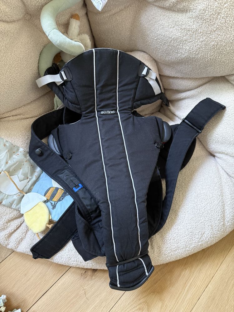 Рюкзак-кенгуру Babybjorn, шизлонг качелька Stokke Steps Bouncer
