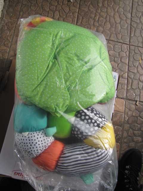 Poduszka podtrzymująca dla noworodków i dzieci z zabawkami