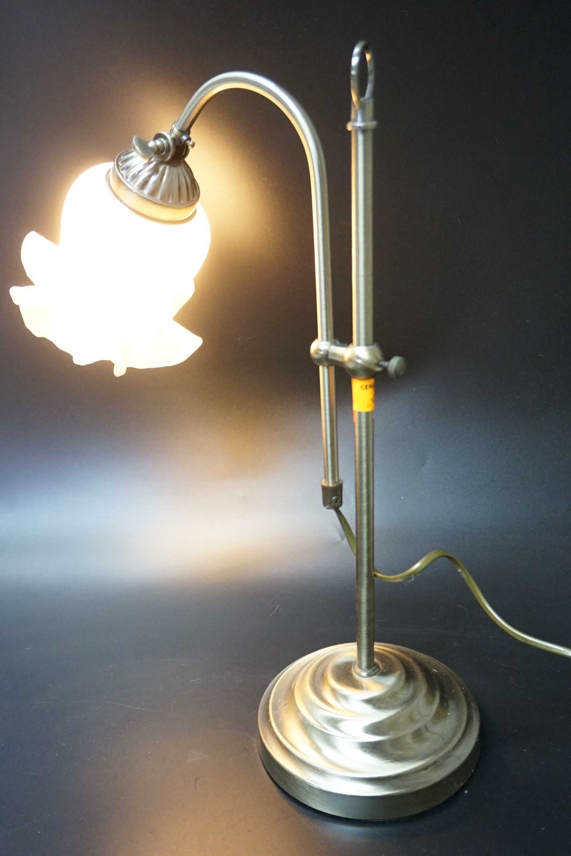 Lampa z trzonem i ramieniem z błyszczącego mosiądzu