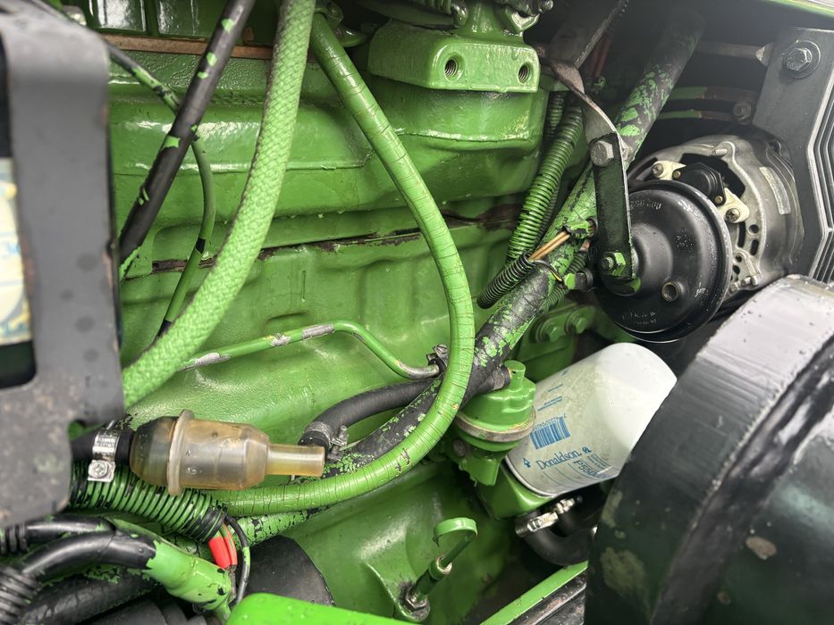 Трактор John Deere 2850 з фронтальним погрущиком