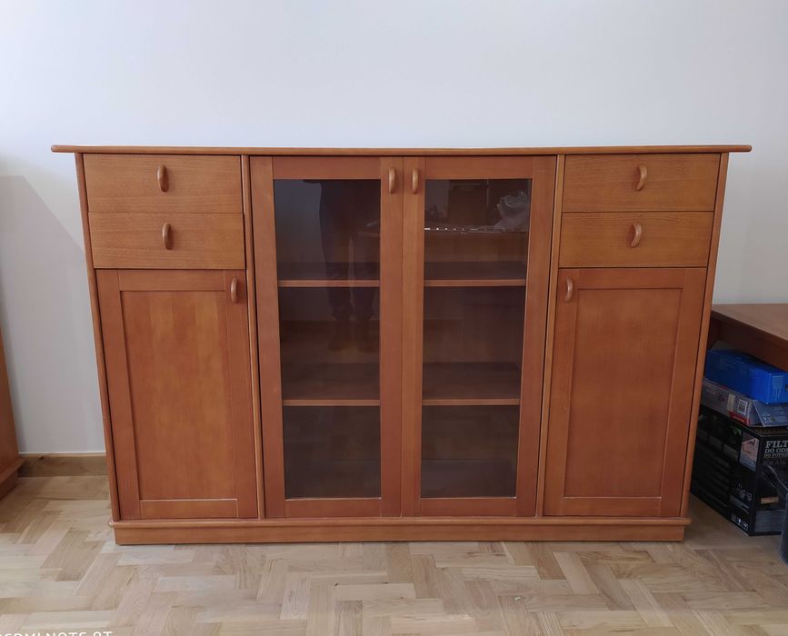 Komoda fornir buk