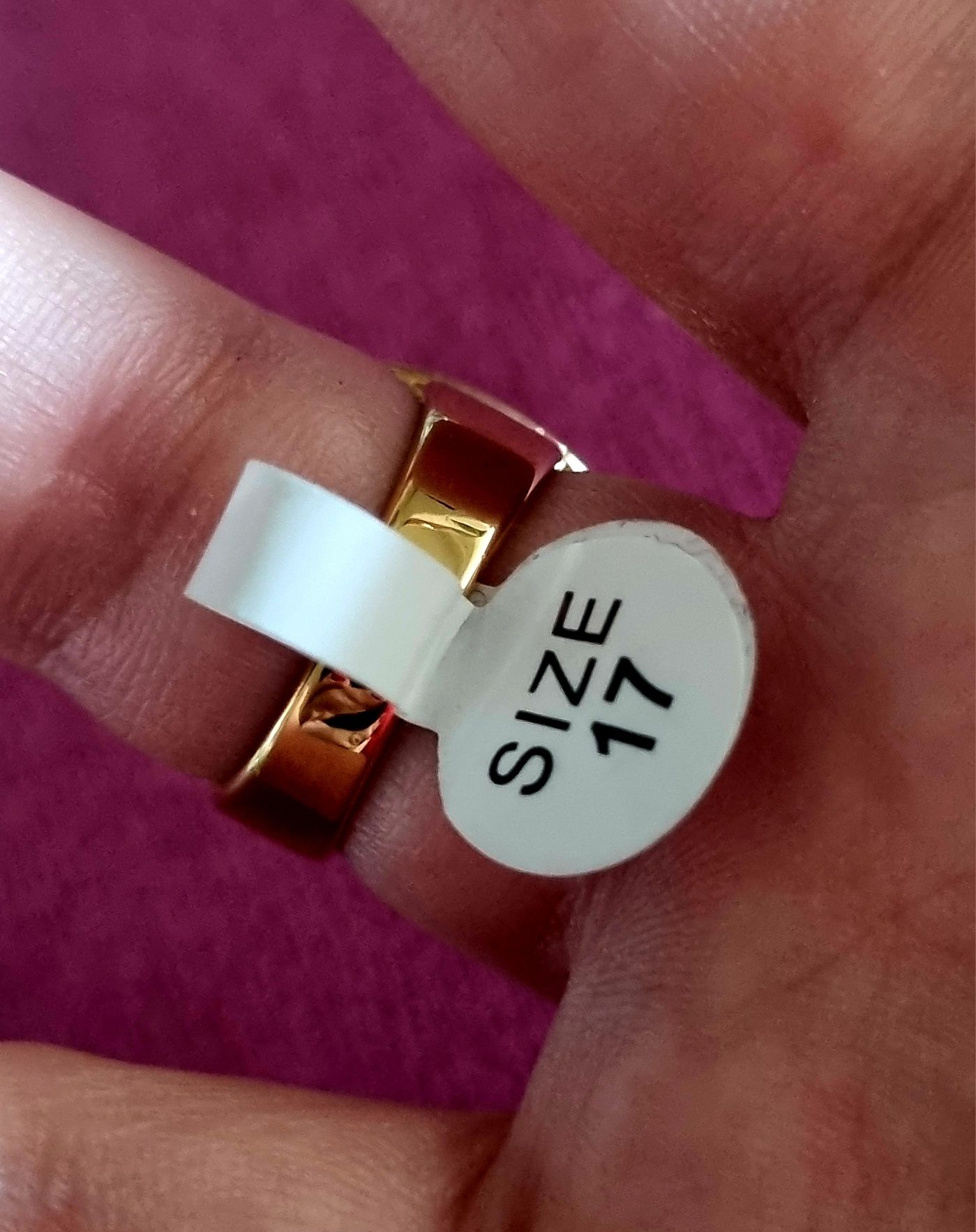 Anel dourado, em aço, com grande pedra de vidro transparente oval. T17