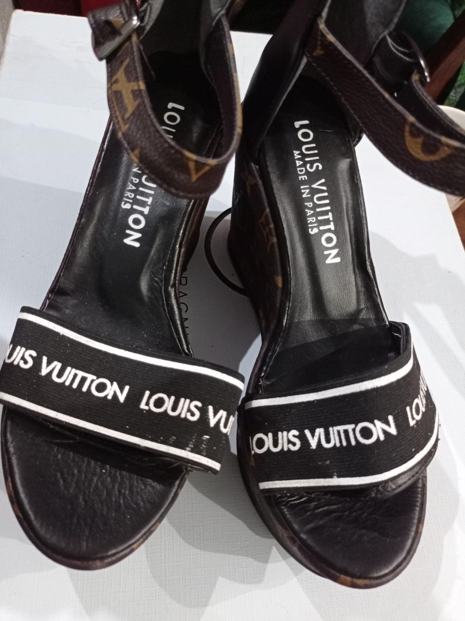 Sandały na koturnie Louis Vuitton 36