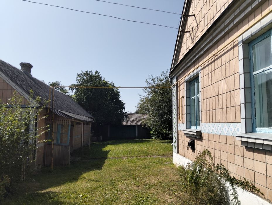 Будинок в Луцькому районі з господарськими будівлями