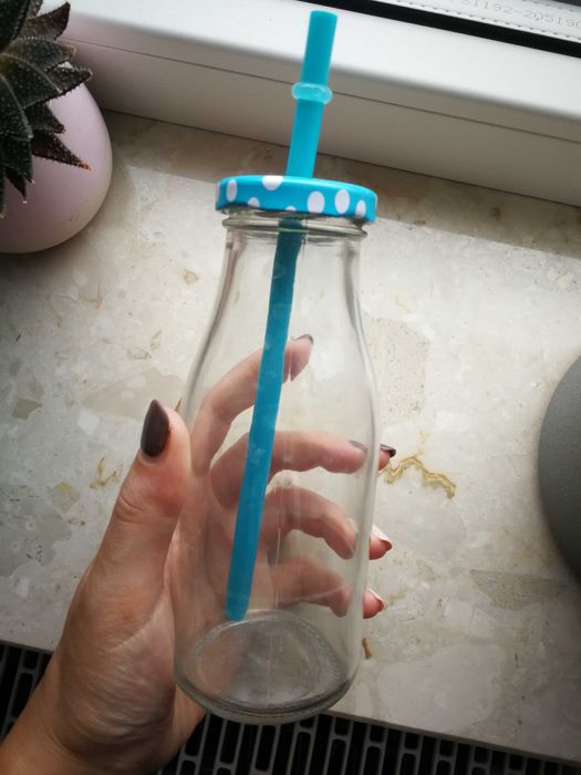Butelka z turkusowym wieczkiem i słomką 200 ml