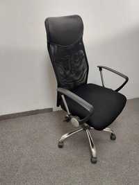 Fotel biurowy czarny z oparciem 
siatkowym