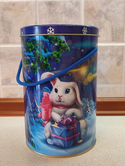 Новорічна подарункова жестяна банка