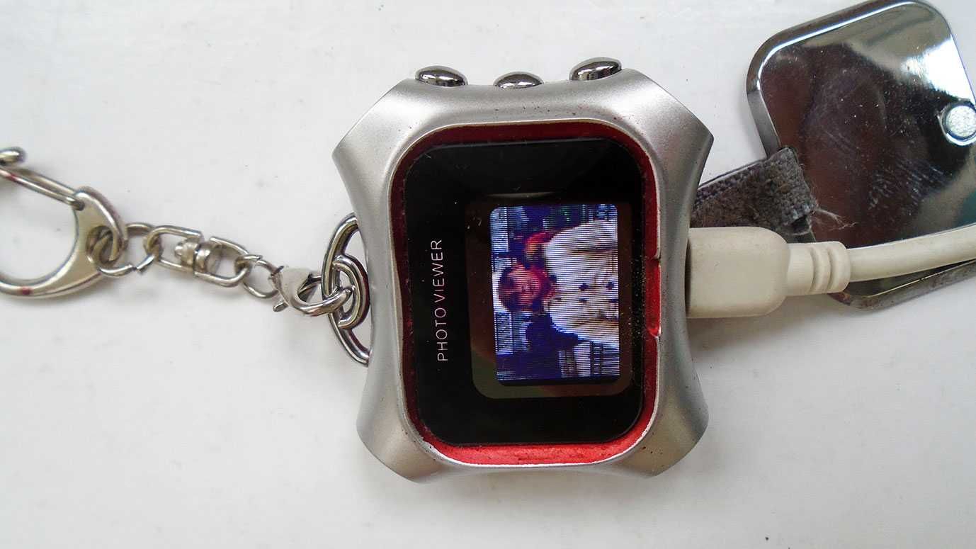 Цифровая фоторамка-брелок 1" Genius DPF-102K