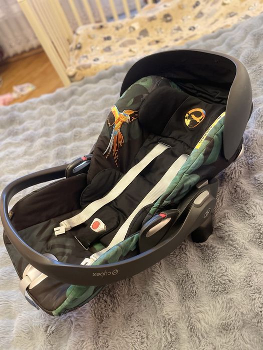 Cybex cloud q з адаптерами на шасі Priam